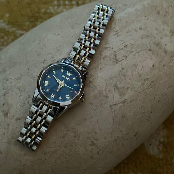 Beautiful dress watch. Blue face with silver and gold NWT - Picture 1 of 4